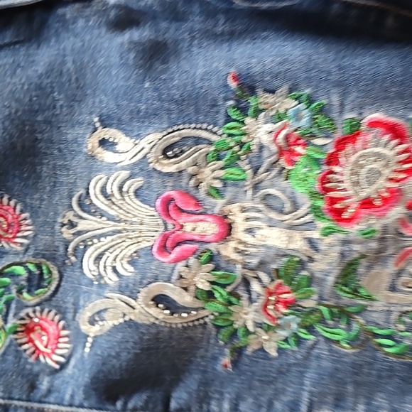 VENUS Floral Embroidered Blue Cropped  Jeans With Rhinestone Detailing - Picture 12 of 15